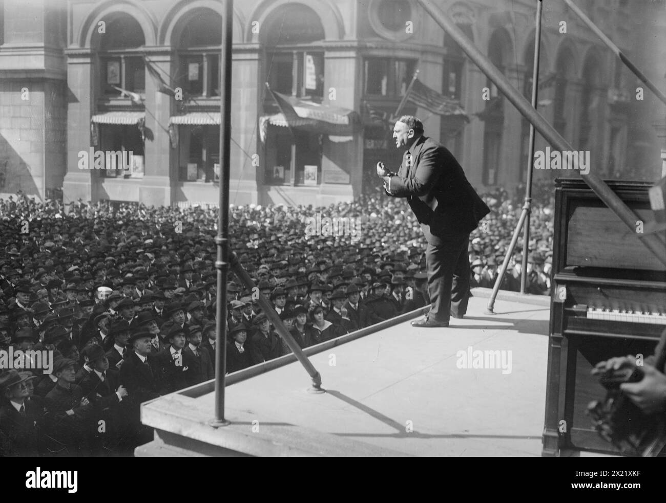 W.H. Edwards, novembre 1918. Il giocatore di football americano William Hanford "Big Bill" Edwards (1877-1943) a United War Drive a Wall Street, New York City, novembre 1918. Foto Stock
