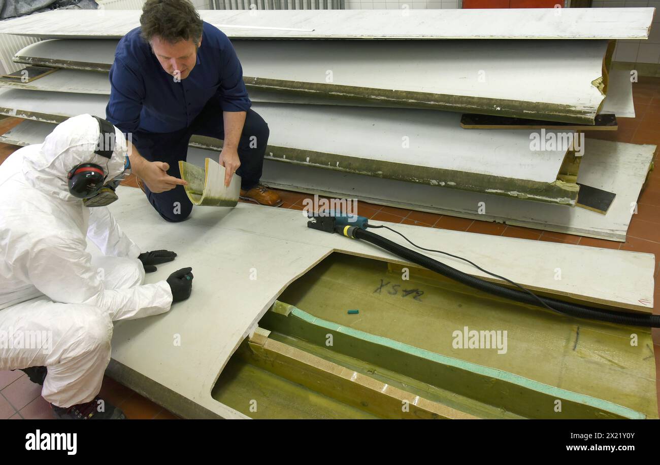 12 aprile 2024, Sassonia, Lipsia: Nel centro tecnico del campus dell'Università di scienze applicate (HTWK), l'assistente alla ricerca Dimitrij Seibert (a sinistra) e il professore HTWK di costruzione leggera con materiali compositi Prof. Dr. Robert Böhm preparano un segmento lungo 4,3 metri di lunghezza di un 19,3, pala del rotore della turbina eolica di circa 25 anni fa per un test per determinarne le proprietà meccaniche. I test fanno parte di EuReCOMP, un progetto di ricerca collaborativa finanziato dall'UE che mira a sviluppare metodi sostenibili per il riciclaggio e il riutilizzo di materiali compositi provenienti dal compo dell'energia eolica Foto Stock