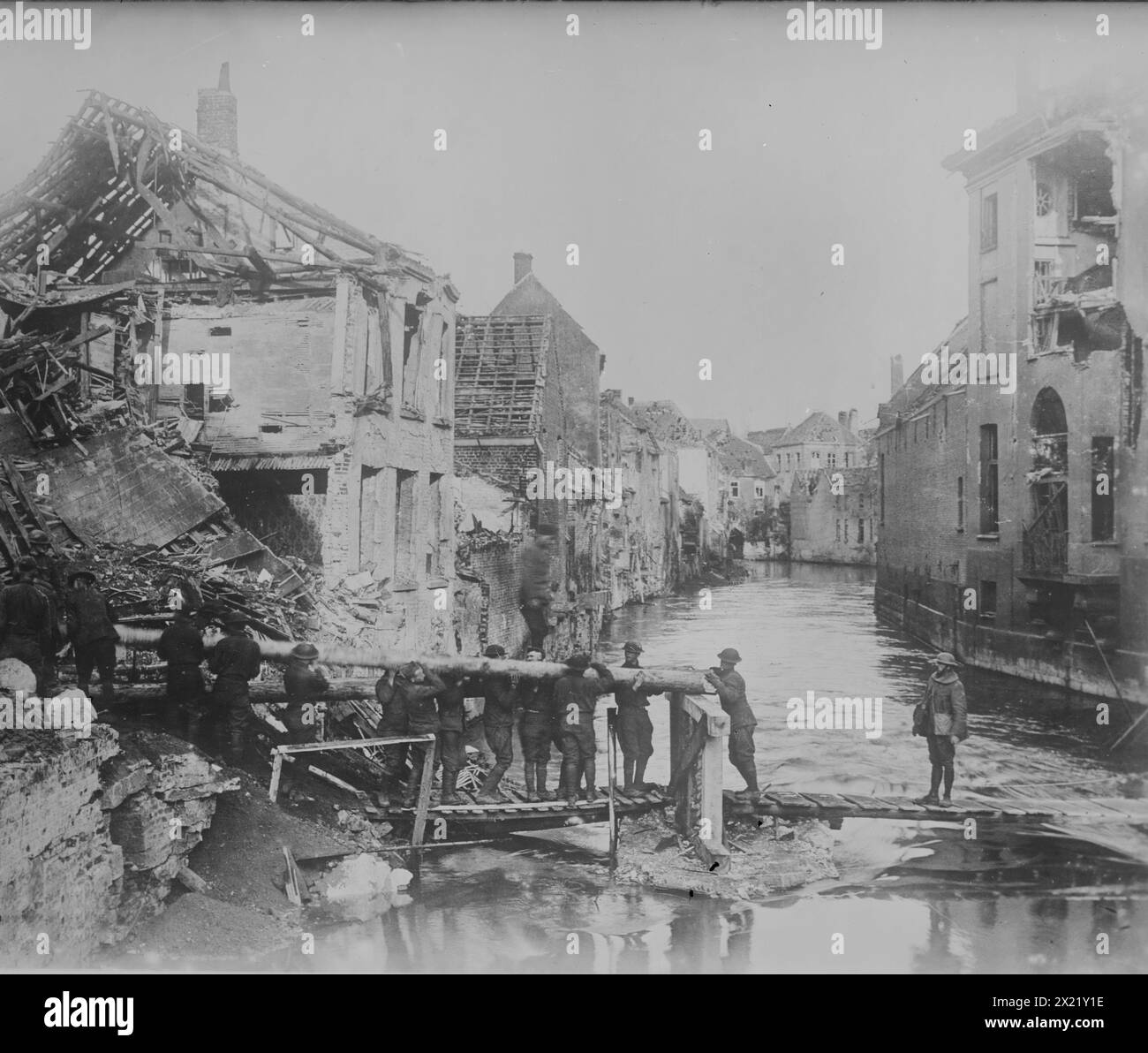 Ingegneri statunitensi, Audenarde, 10 novembre 1918. Ingegneri americani della compagnia A del 316th Engineer Regiment che costruiscono un ponte su un canale ad Audenarde, in Belgio, durante la prima guerra mondiale Foto Stock