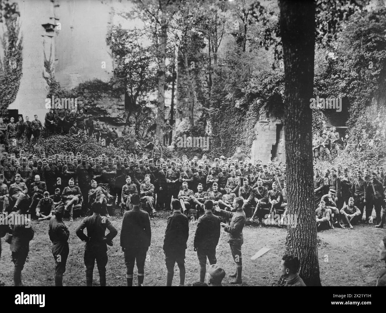 77° Div. La band suona per il Gen. R. Alexander, Francia, 27 agosto 1918. La 77th Division Concert band, orchestra e suonatori intrattenendo il maggior generale Robert Alexander (1863-1941) e il colonnello John Robert Rigby Hannay (1875-1938) nelle rovine di Chateau Fere, vicino a Fere en Tardenois, Aisne, Francia, 27 agosto 1918 durante la prima guerra mondiale Foto Stock