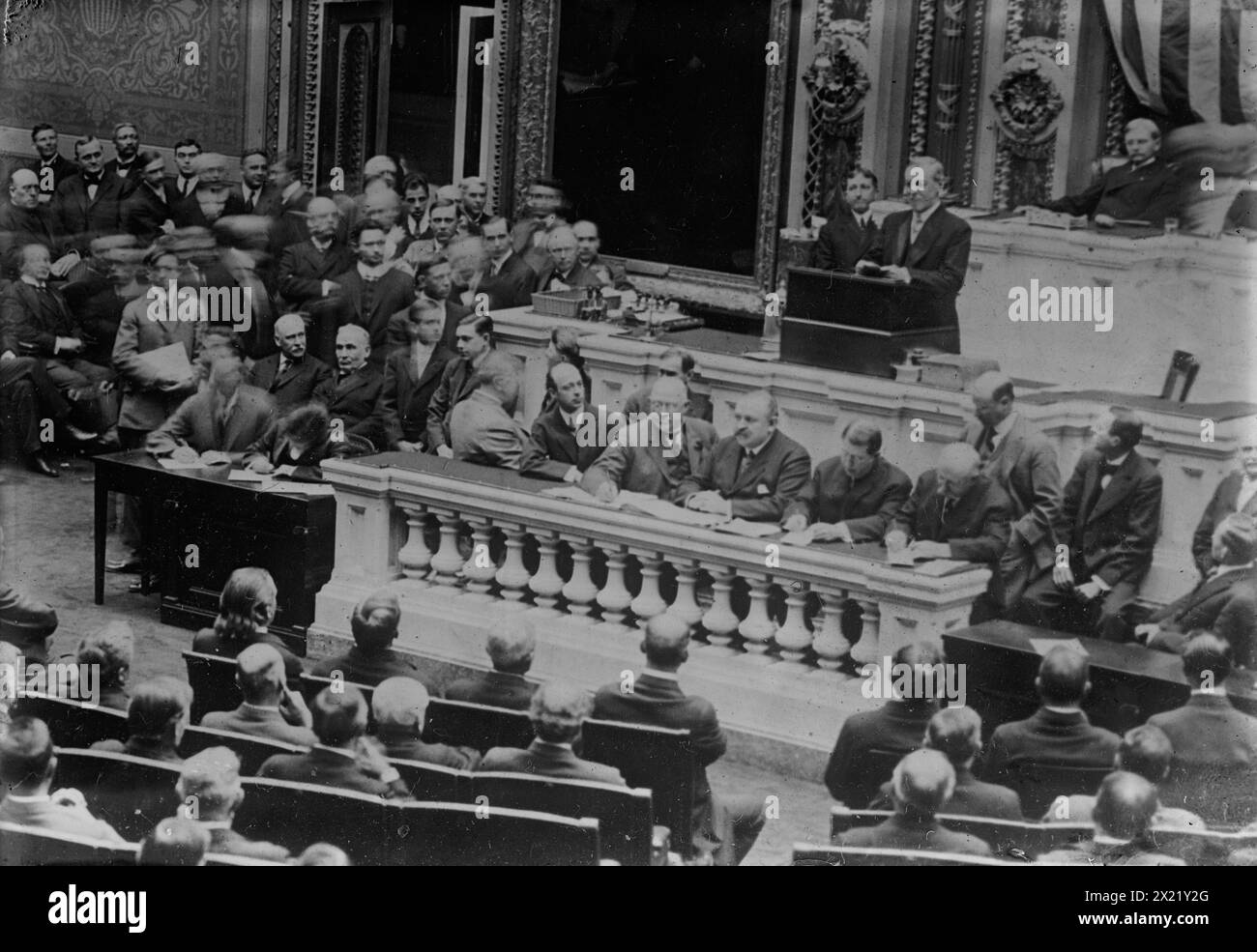 Il Presidente Wilson si rivolge al Congresso, 1913. Mostra il presidente Woodrow Wilson che si rivolge al Congresso l'8 aprile 1913. Ha tenuto un discorso sull'adeguamento dei dazi doganali. Foto Stock