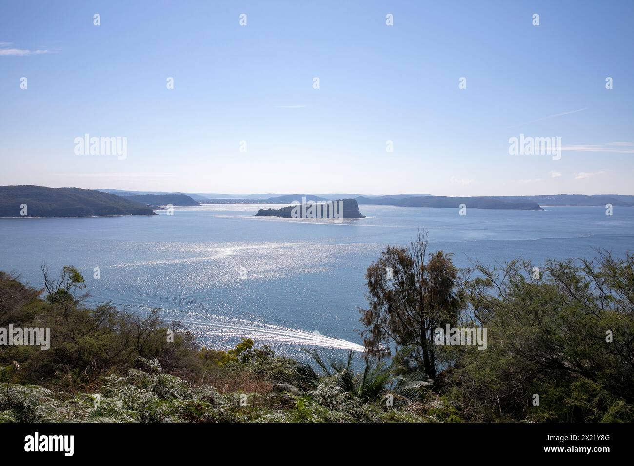 Da West Head nel parco nazionale Ku-Ring-GAI Chase, vista della riserva naturale di Lion Island alla foce del fiume Hawkesbury e della costa centrale del nuovo Galles del Sud Foto Stock