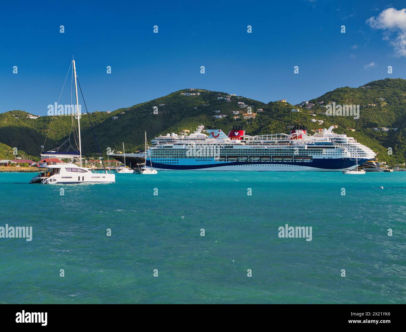 Tortola, BVI - 23 gennaio 2024: Nave da crociera Marella Voyager ormeggiata al molo Cyril B. Romney Tortola, Road Town, Tortola, BVI. Preso in una giornata di sole Foto Stock