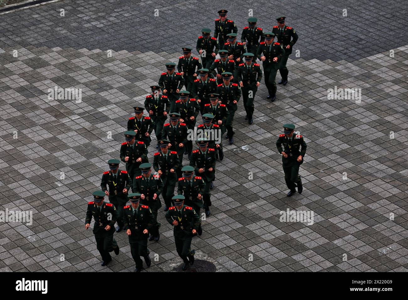 Shanghai, Cina. 19 aprile 2024. Atmosfera del circuito - guardie di sicurezza. Campionato del mondo di Formula 1, Rd 5, Gran Premio di Cina, venerdì 19 aprile 2024. Shanghai, Cina. Crediti: James Moy/Alamy Live News Foto Stock