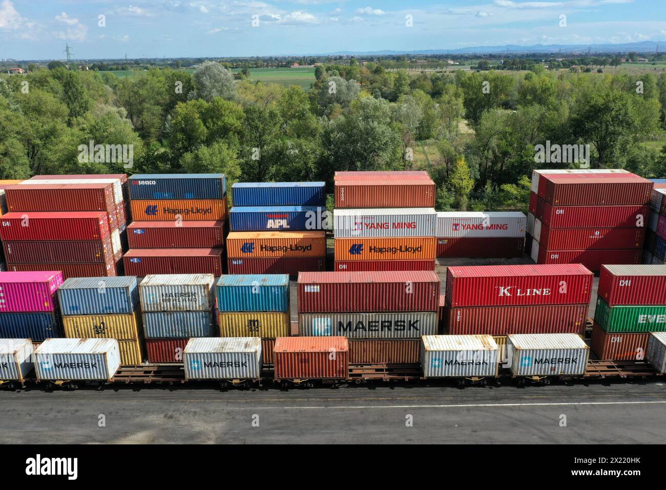 Un gruppo di contenitori intermodali di vari colori pronti per essere caricati a bordo di una nave container. Concetto di "Standard Cargo Worthy Shipping Conta" Foto Stock