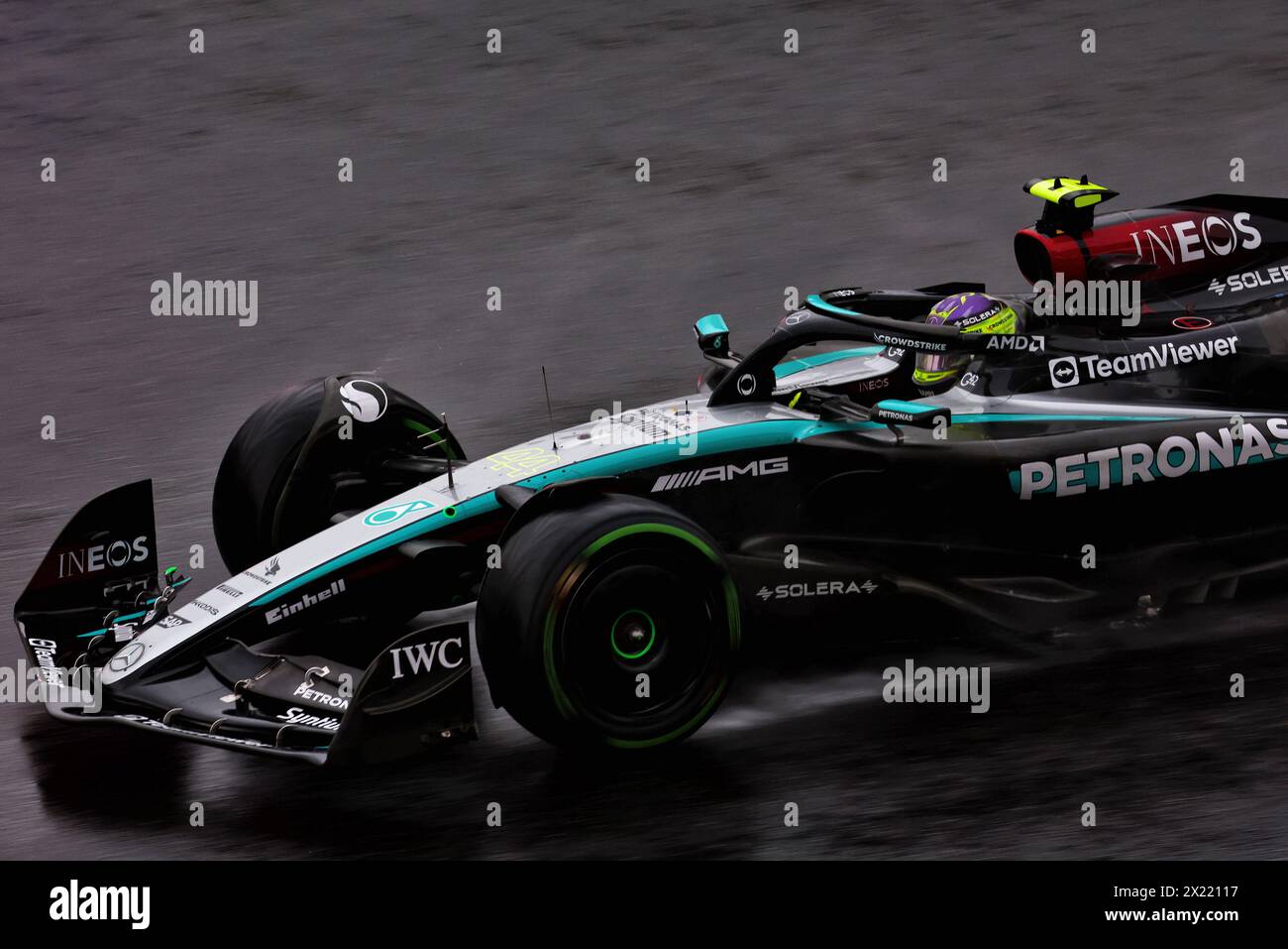 Shanghai, Cina. 19 aprile 2024. Lewis Hamilton (GBR) Mercedes AMG F1 W15. Campionato del mondo di Formula 1, Rd 5, Gran Premio di Cina, venerdì 19 aprile 2024. Shanghai, Cina. Crediti: James Moy/Alamy Live News Foto Stock