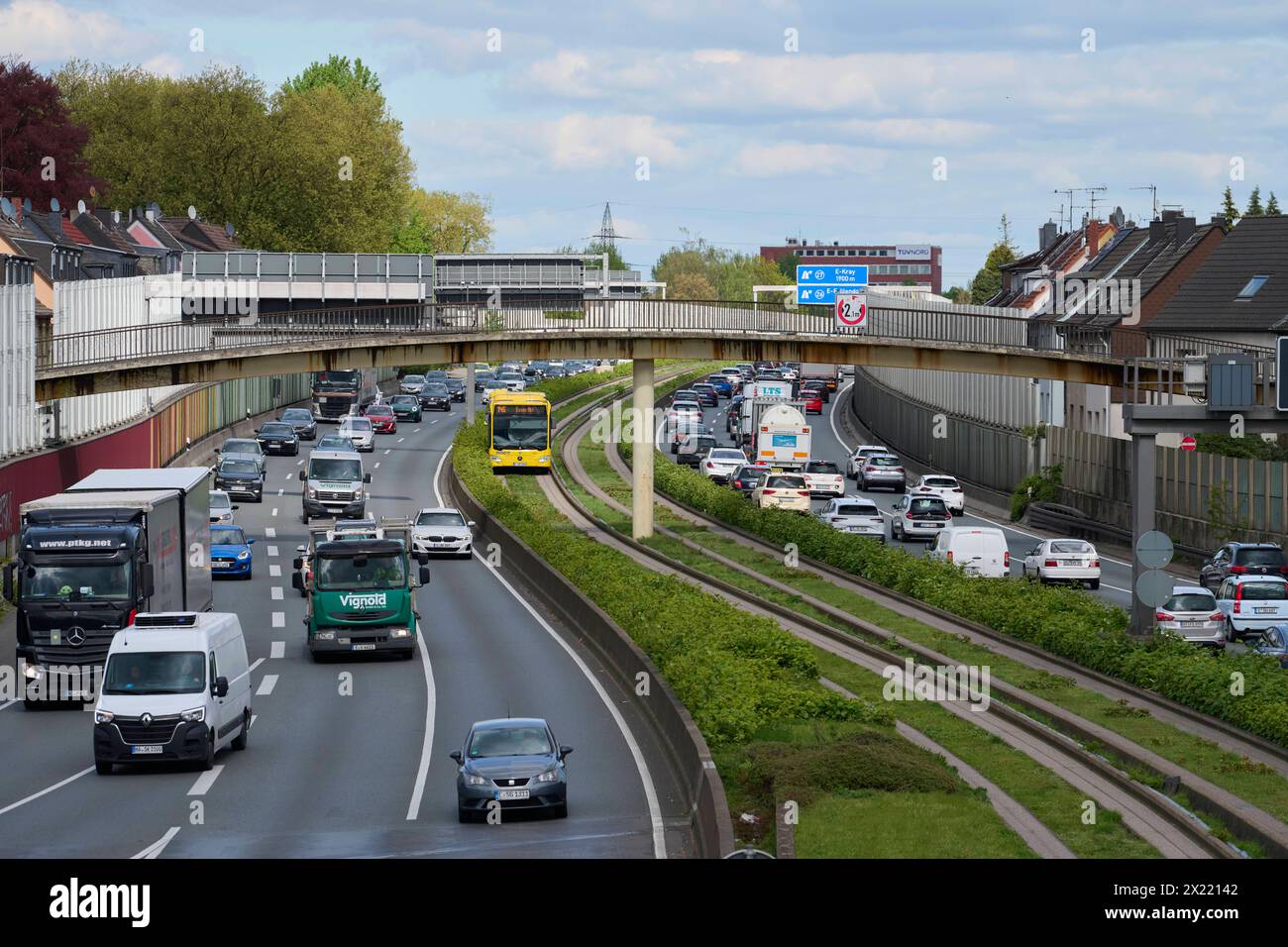 Brückenabriss und Neubau über die A40 in Essen Ende aprile 2024 soll die Fußgänger Brücke über die A40 in Essen Frillendorf abgerissen werden. Dafür vantano un dem Wochenende die A40 gesperrt. Im Verlauf der CA. nächsten 10 Jahren werden in der Umgebung 5 weitere Brücken saniert bzw. erneuert. Betroffen ist die A40 und die A52 auf Essener Stadtgebiet. Essen Frillendorf *** demolizione del ponte e nuova costruzione sulla A40 a Essen il ponte pedonale sulla A40 a Essen Frillendorf sarà demolito alla fine di aprile 2024. La A40 sarà chiusa per questo scopo durante il fine settimana Foto Stock