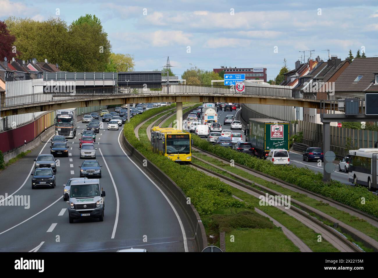 Brückenabriss und Neubau über die A40 in Essen Ende aprile 2024 soll die Fußgänger Brücke über die A40 in Essen Frillendorf abgerissen werden. Dafür vantano un dem Wochenende die A40 gesperrt. Im Verlauf der CA. nächsten 10 Jahren werden in der Umgebung 5 weitere Brücken saniert bzw. erneuert. Betroffen ist die A40 und die A52 auf Essener Stadtgebiet. Essen Frillendorf *** demolizione del ponte e nuova costruzione sulla A40 a Essen il ponte pedonale sulla A40 a Essen Frillendorf sarà demolito alla fine di aprile 2024. La A40 sarà chiusa per questo scopo durante il fine settimana Foto Stock