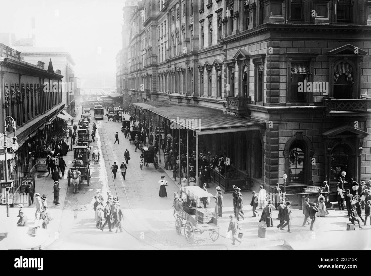 Ritorno pubblico estivo fuori Grand Central 9/8/08 [New York], 1908. Foto Stock