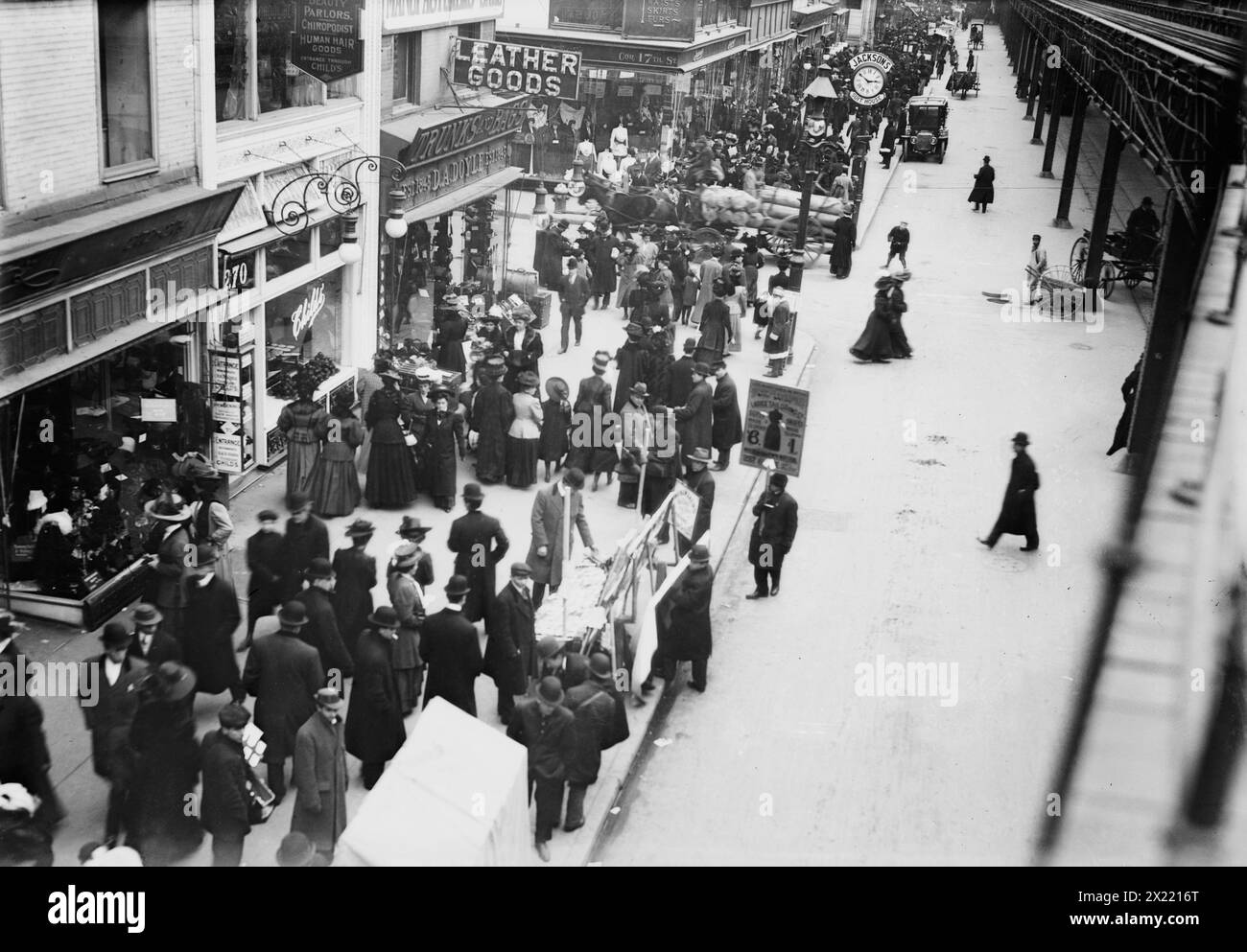 6th Ave., Xmas Shooppers [New York], 1910. Amanti dello shopping natalizio sulla Sixth Avenue, New York City. Foto Stock