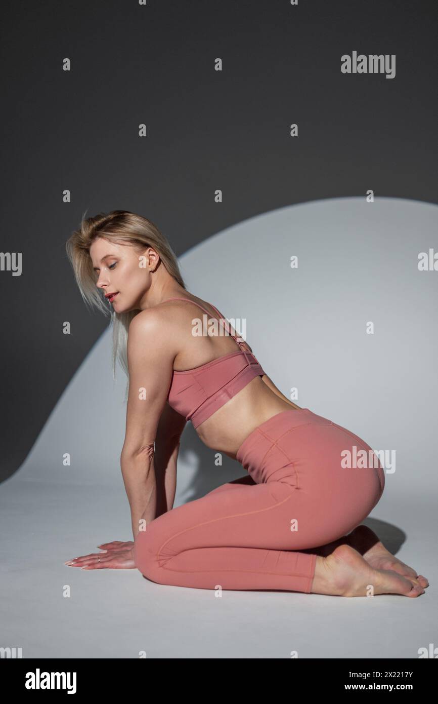 Moda bellissima donna Sport Fit Yoga in Sportswear con Top e leggings in posa in Studio Foto Stock