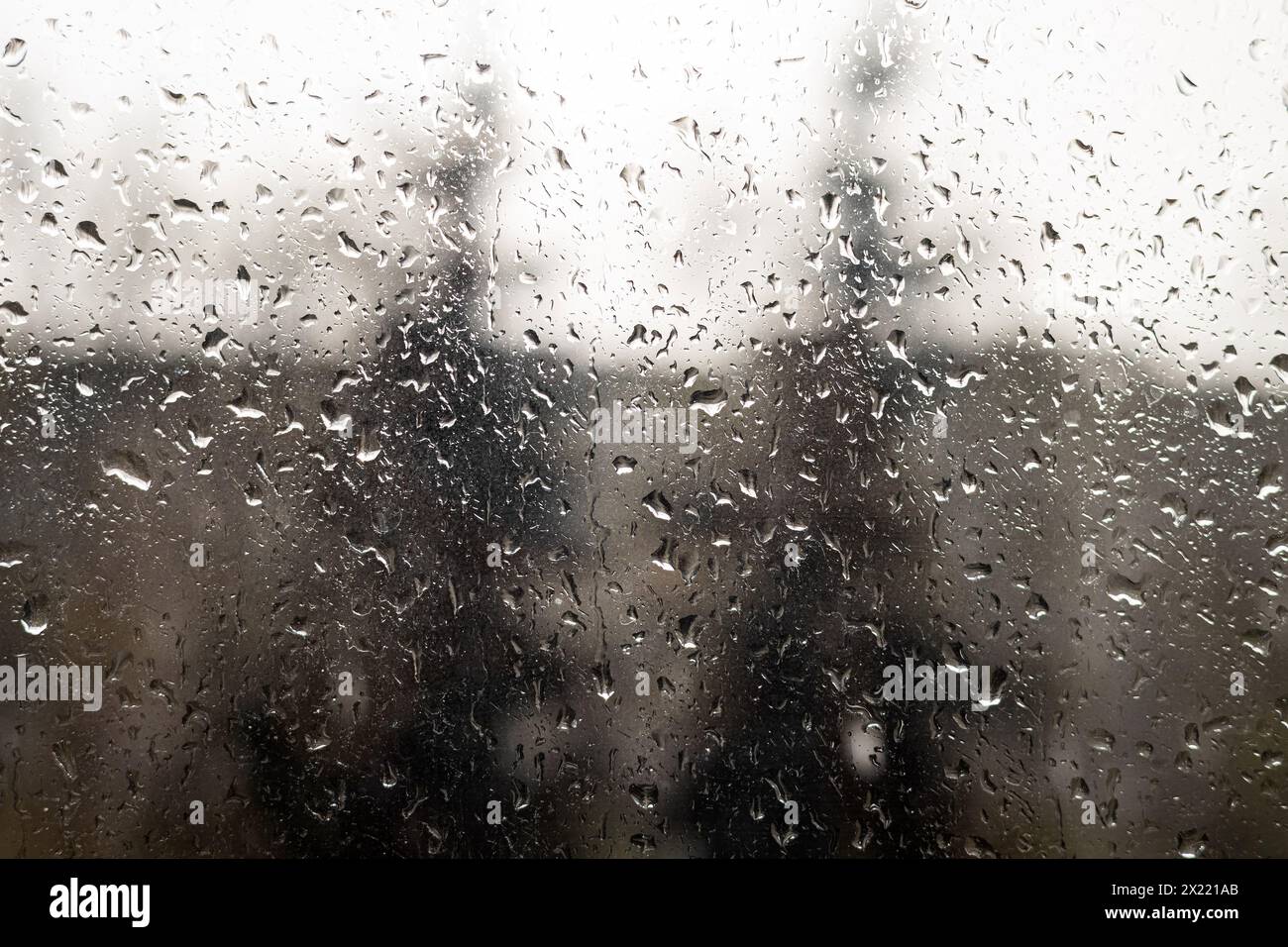 gocce d'acqua sul vetro della finestra durante la pioggia. gocce di pioggia sul bicchiere. pioggia fuori dalla finestra. tempo piovoso Foto Stock