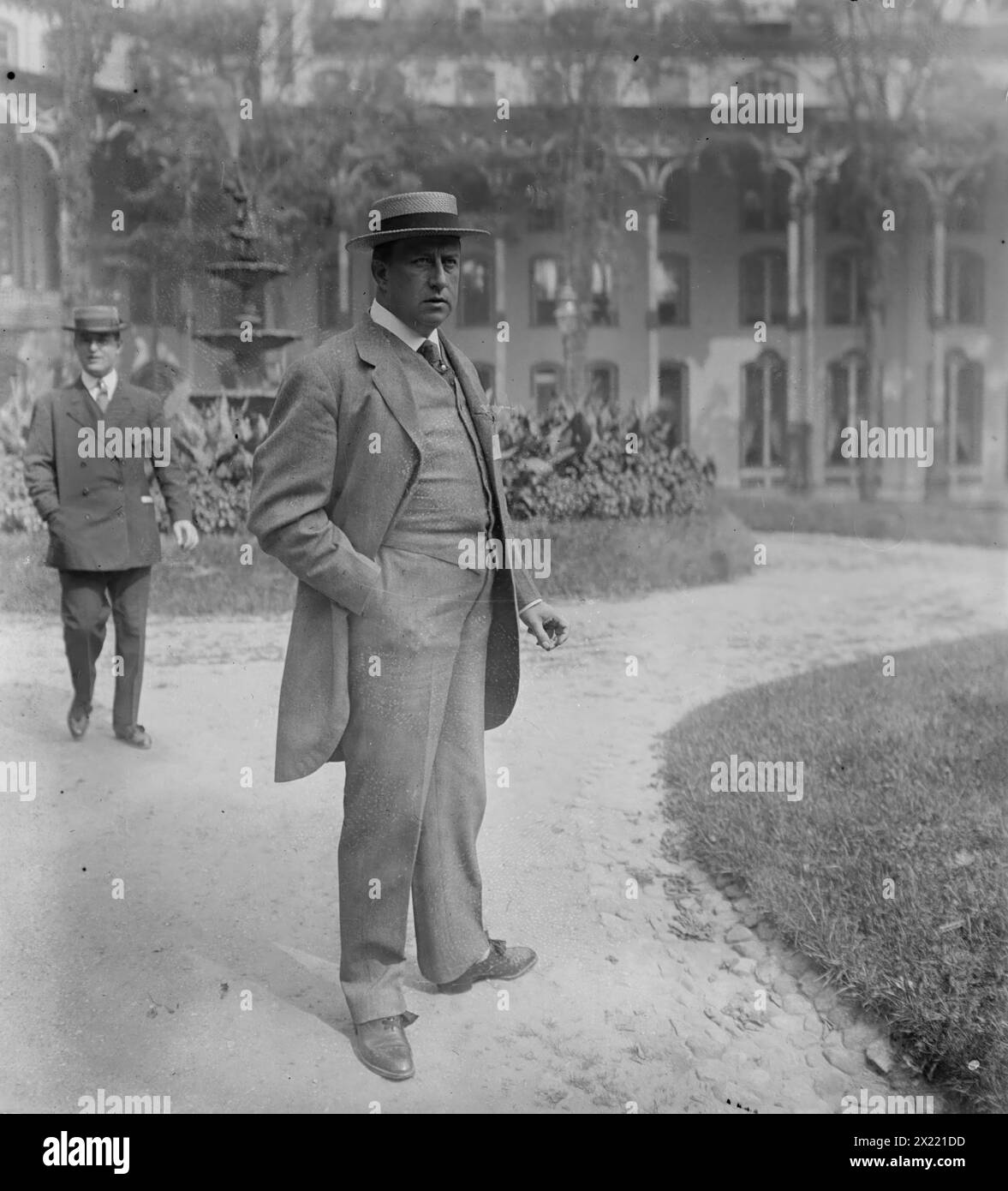 WM. Barnes Jr., in piedi fuori nel parco, 1910. Foto Stock