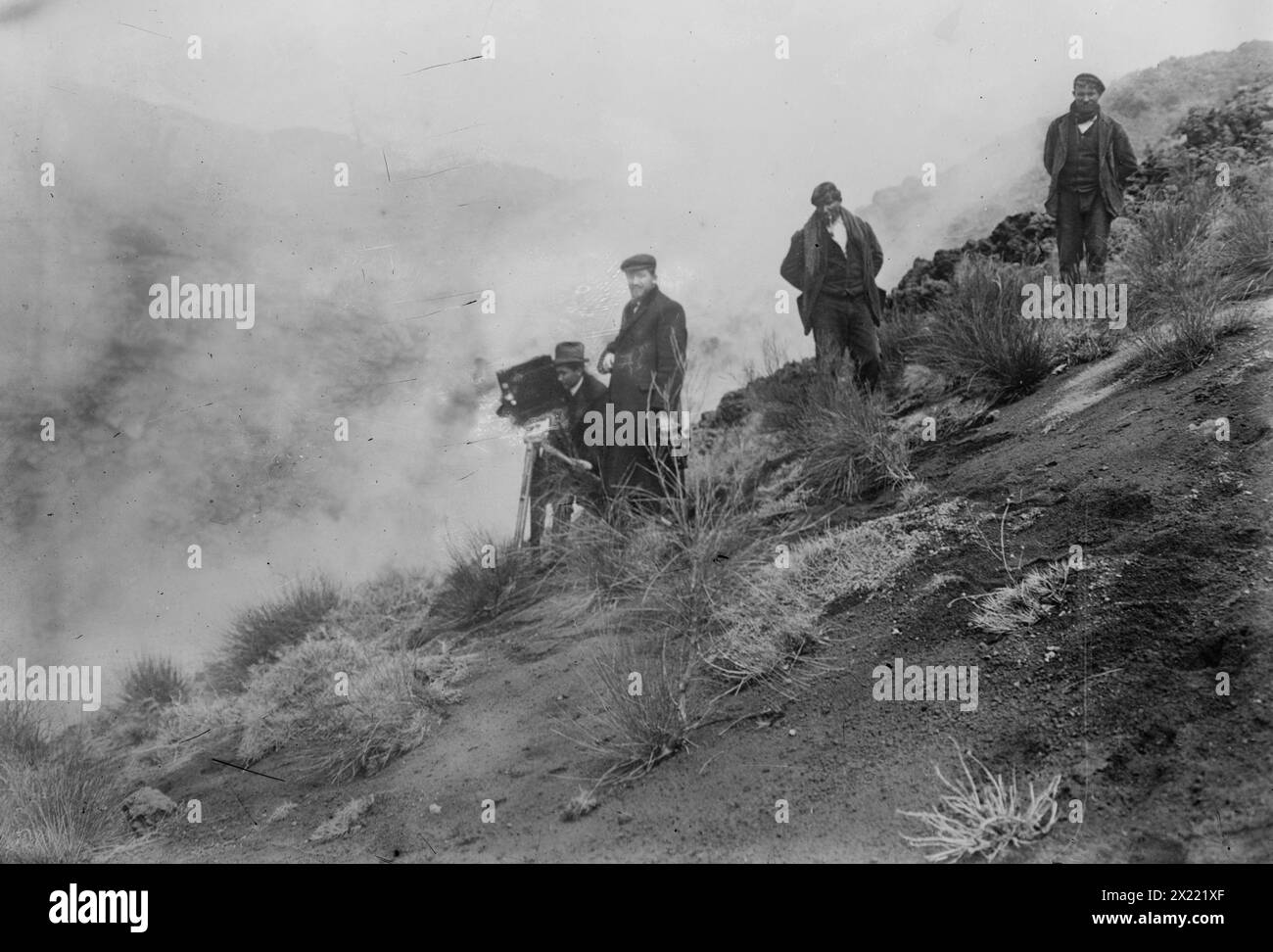 Fotografi in collina che fotografano il monte Eruzione dell'Etna, 1910. Foto Stock