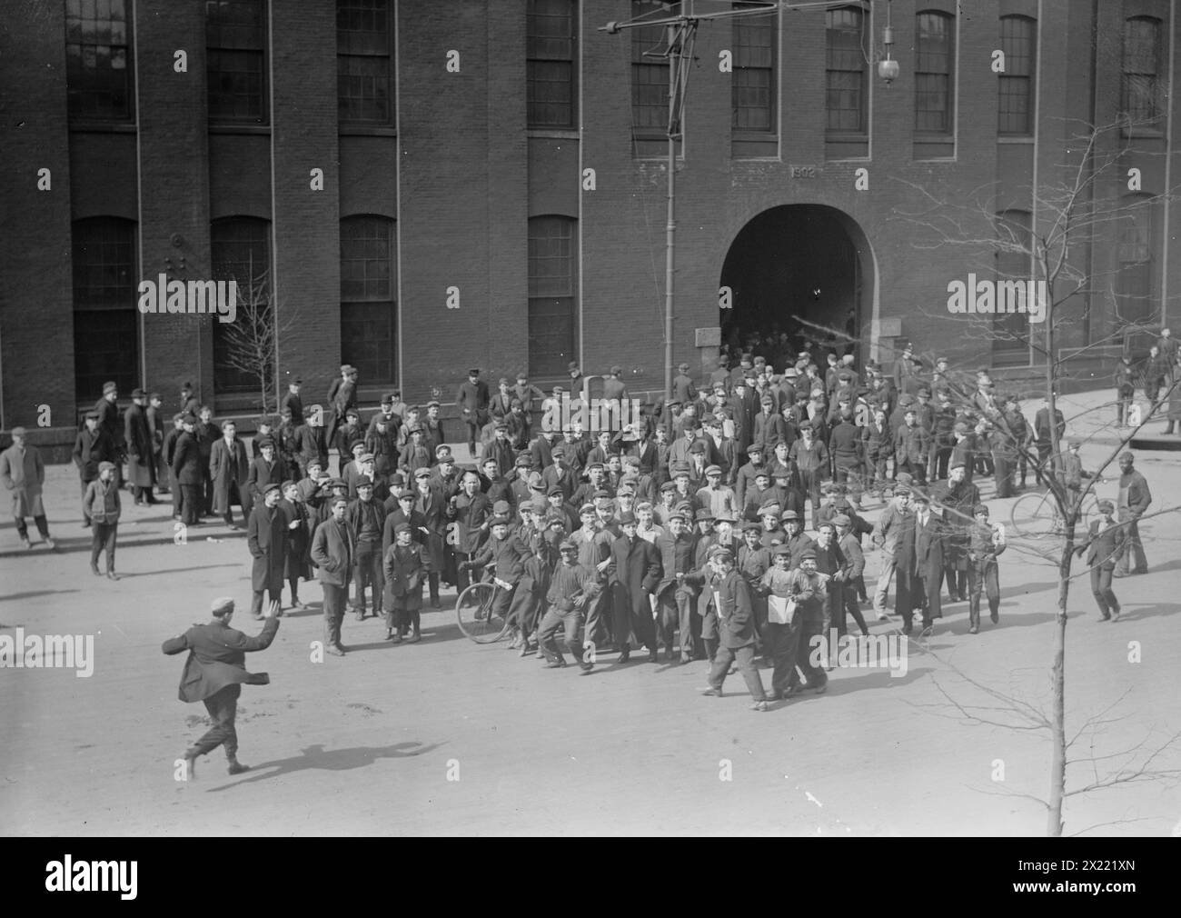 I dipendenti della Baldwin Locomotive Works sono fuori dall'edificio, Philadelphia, 1910. Foto Stock