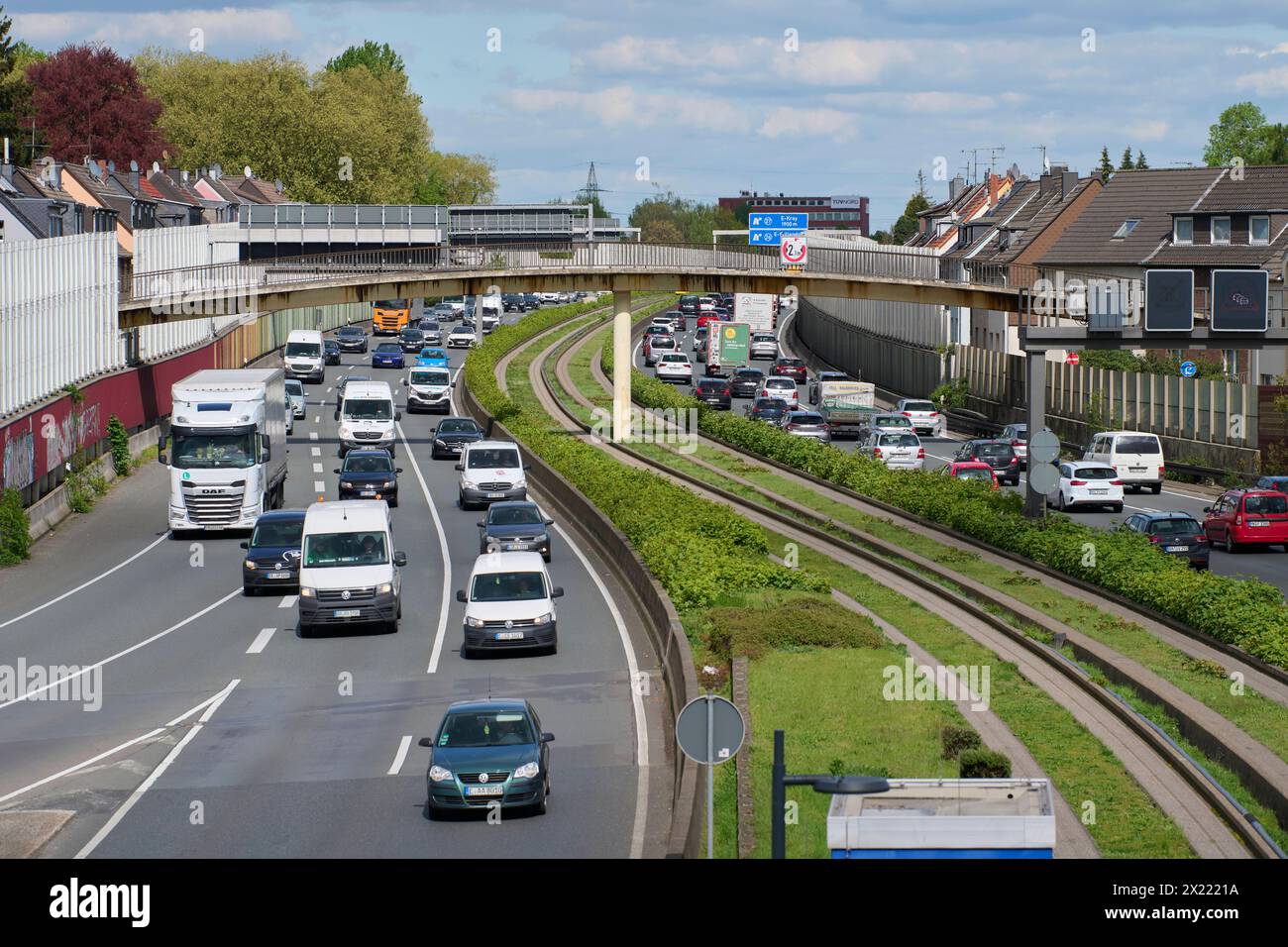 Brückenabriss und Neubau über die A40 in Essen Ende aprile 2024 soll die Fußgänger Brücke über die A40 in Essen Frillendorf abgerissen werden. Dafür vantano un dem Wochenende die A40 gesperrt. Im Verlauf der CA. nächsten 10 Jahren werden in der Umgebung 5 weitere Brücken saniert bzw. erneuert. Betroffen ist die A40 und die A52 auf Essener Stadtgebiet. Essen Frillendorf *** demolizione del ponte e nuova costruzione sulla A40 a Essen il ponte pedonale sulla A40 a Essen Frillendorf sarà demolito alla fine di aprile 2024. La A40 sarà chiusa per questo scopo durante il fine settimana Foto Stock