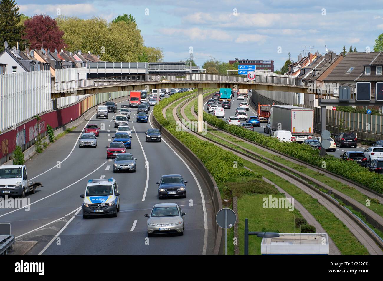 Ende aprile 2024 soll die Fußgänger Brücke über die A40 in Essen Frillendorf abgerissen werden. Dafür vantano un dem Wochenende die A40 gesperrt. Sono Verla Foto Stock