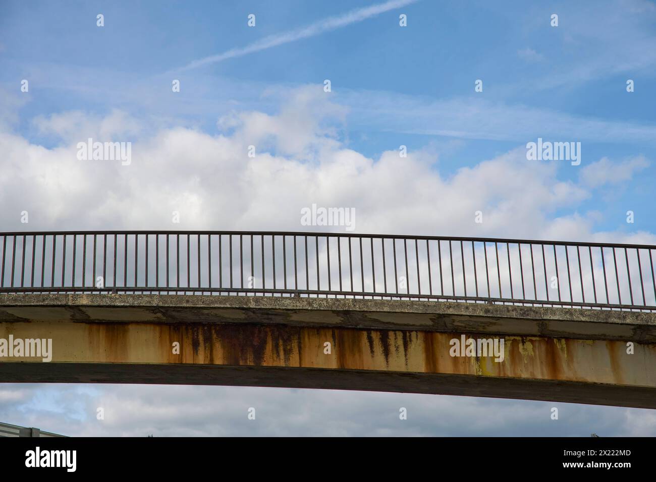 Brückenabriss und Neubau über die A40 in Essen Ende aprile 2024 soll die Fußgänger Brücke über die A40 in Essen Frillendorf abgerissen werden. Dafür vantano un dem Wochenende die A40 gesperrt. Im Verlauf der CA. nächsten 10 Jahren werden in der Umgebung 5 weitere Brücken saniert bzw. erneuert. Betroffen ist die A40 und die A52 auf Essener Stadtgebiet. Essen Frillendorf *** demolizione del ponte e nuova costruzione sulla A40 a Essen il ponte pedonale sulla A40 a Essen Frillendorf sarà demolito alla fine di aprile 2024. La A40 sarà chiusa per questo scopo durante il fine settimana Foto Stock