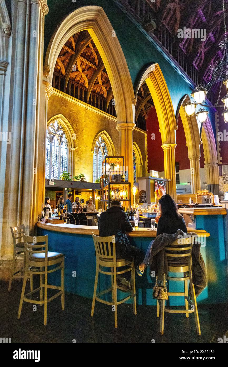 Interno del pub Duke & Rye all'interno di un'ex chiesa gotica del XIX secolo; Chichester; Inghilterra Foto Stock