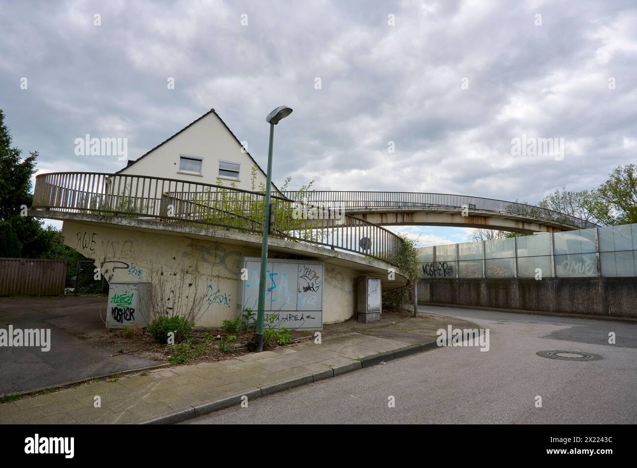 Brückenabriss und Neubau über die A40 in Essen Ende aprile 2024 soll die Fußgänger Brücke über die A40 in Essen Frillendorf abgerissen werden. Dafür vantano un dem Wochenende die A40 gesperrt. Im Verlauf der CA. nächsten 10 Jahren werden in der Umgebung 5 weitere Brücken saniert bzw. erneuert. Betroffen ist die A40 und die A52 auf Essener Stadtgebiet. Essen Frillendorf *** demolizione del ponte e nuova costruzione sulla A40 a Essen il ponte pedonale sulla A40 a Essen Frillendorf sarà demolito alla fine di aprile 2024. La A40 sarà chiusa per questo scopo durante il fine settimana Foto Stock