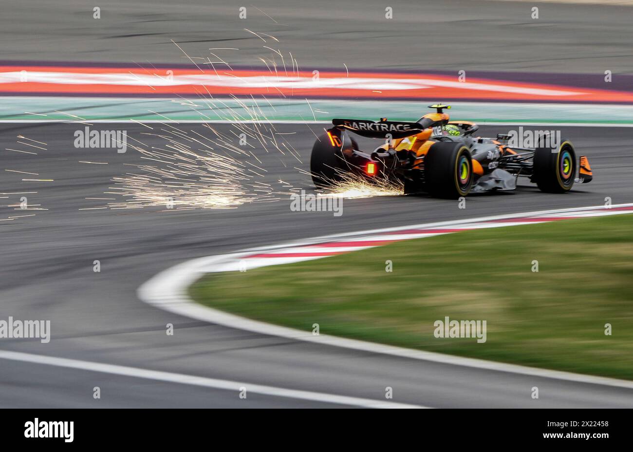 Shanghai, Cina. 19 aprile 2024. Il pilota inglese della McLaren Lando Norris gareggia durante le qualificazioni Sprint del Gran Premio di Formula 1 cinese al circuito Internazionale di Shanghai, Cina, il 19 aprile 2024. Crediti: He Changshan/Xinhua/Alamy Live News Foto Stock