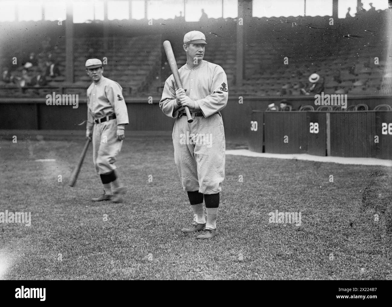 Roger Bresnahan, St Louis, NL, Miller Huggins in background (baseball), c1911. Foto Stock