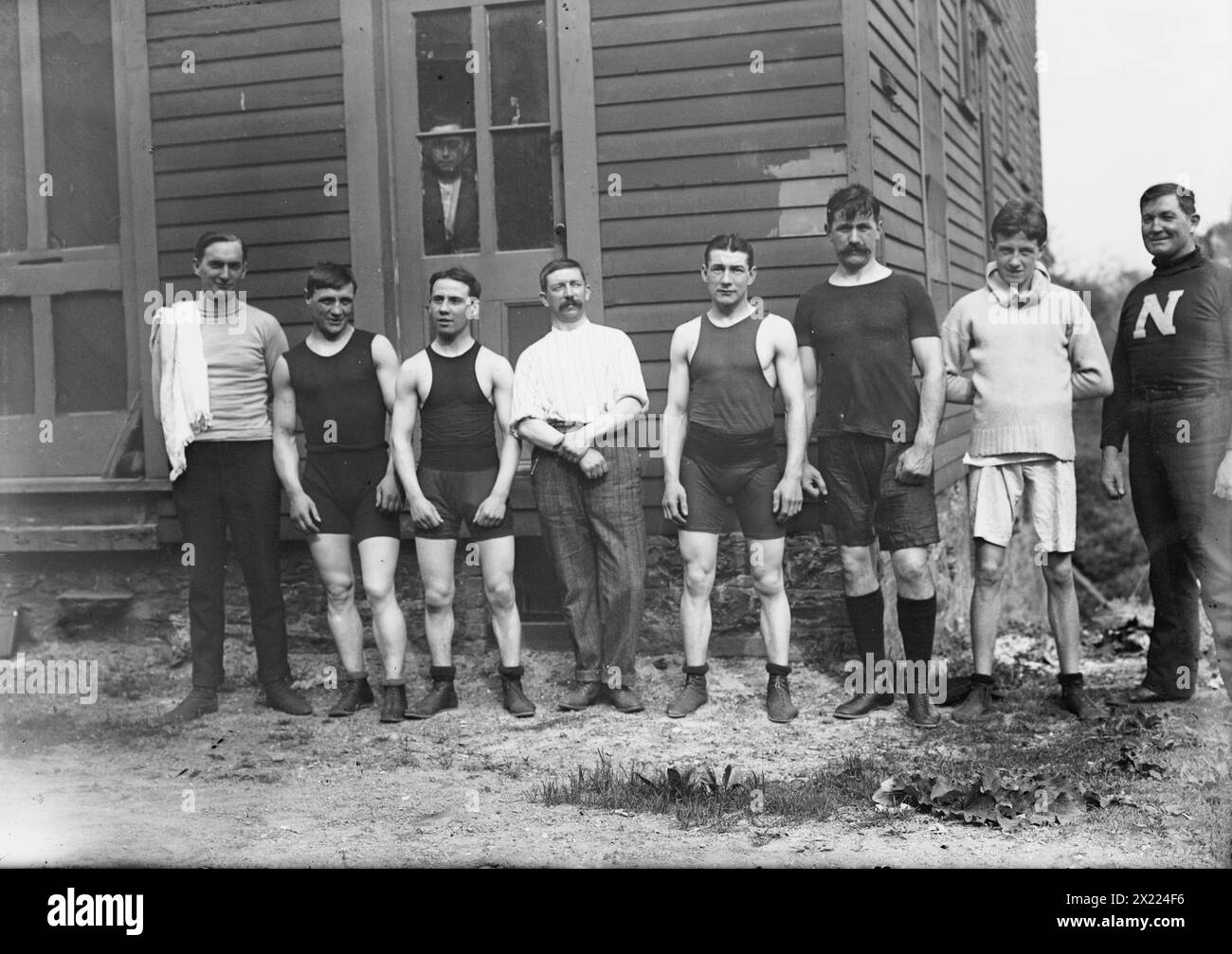 Allenatore Hayes; Warnes; Allen; sec'y Calver; Spenceley; Parks; Erskine; Murray Trainer, tra c1910 e c1915. Mostra i pugili britannici tra cui Rueben Charles "Rube" Warnes (1875-1961), W.W. Allen, R. Erskine, A. Spenceley, F. Parks con E.T. Calver, segretario della Amateur Boxing Association. Foto Stock