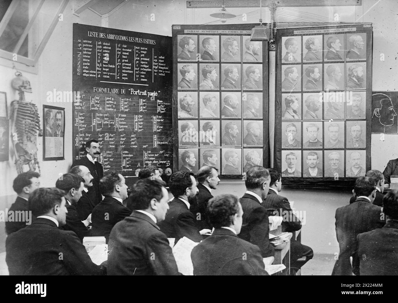 Portrait Parle class, Francia, tra c1910 e c1915. Mostra classe che studia il metodo Bertillon di identificazione criminale, sviluppato dal criminologo francese Alphonse Bertillon (1853-1914). Foto Stock
