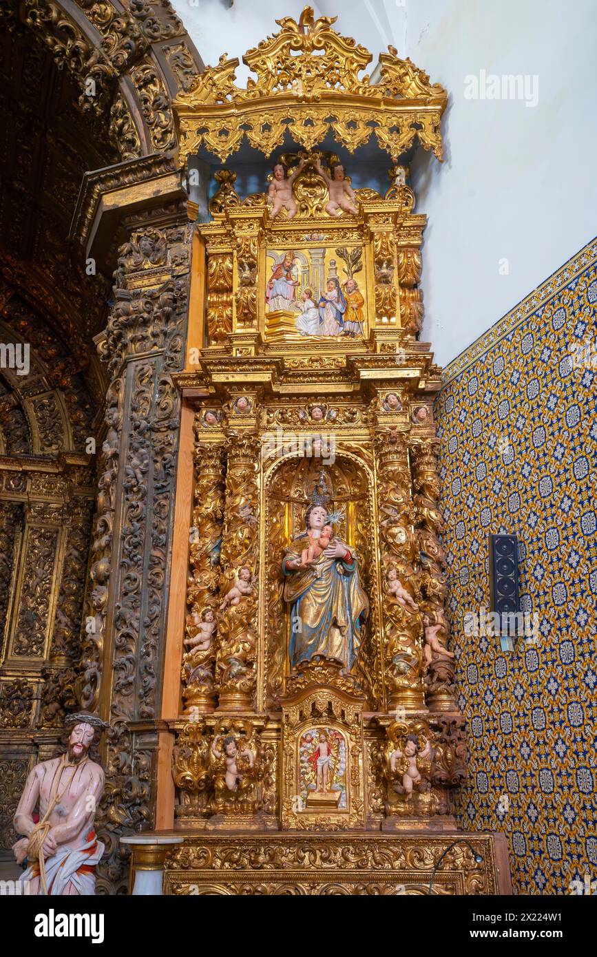 Pala d'altare dorata Imressive, Chiesa di vera Cruz di Aveiro in Portogallo. Una famosa città portoghese conosciuta per il suo fiume e i suoi canali. Aveiro è il capite Foto Stock