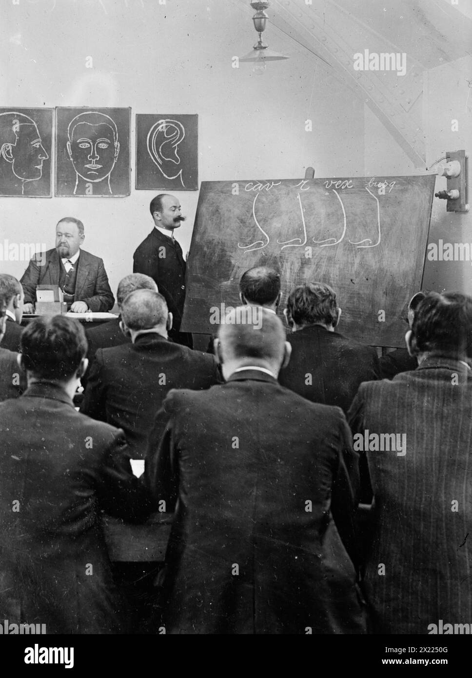 Portrait Parle Class, Parigi, tra c1910 e c1915. Mostra classe che studia il metodo Bertillon di identificazione criminale, sviluppato dal criminologo francese Alphonse Bertillon (1853-1914). Foto Stock