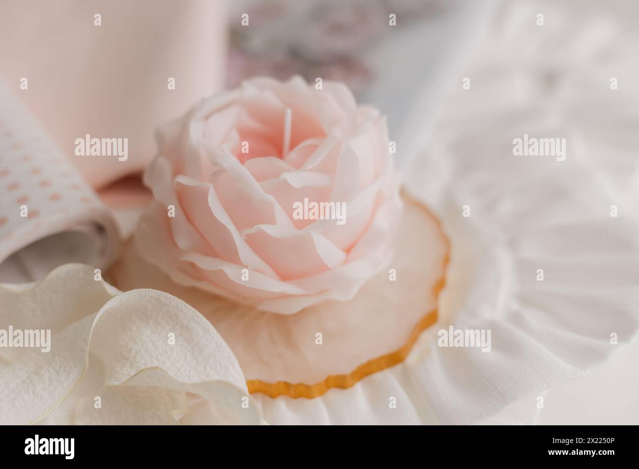 candela fatta a mano a forma di fiore su sfondo chiaro, spazio per testo. Foto di alta qualità Foto Stock