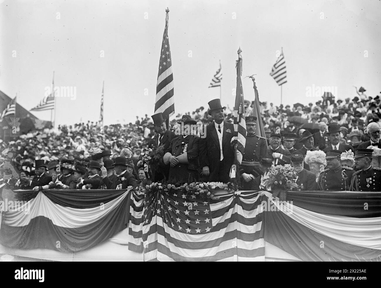 J.S. Sherman, Gov. Fort e Com'r van Sant recensiscono G.A.R. Parade- Atlantic City, 1910. La grande Armata della Repubblica (G.A.R.) fu una significativa organizzazione fraterna formata dopo la guerra di secessione americana. Ha fornito uno spazio per i veterani dell'Unione congedati con onore per socializzare, condividere esperienze e lavorare per raggiungere obiettivi comuni. Foto Stock