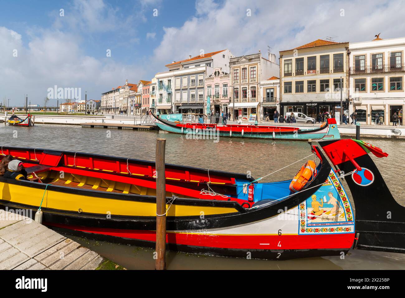 Case colorate vicino al Canal Central. Splendida cittadina panoramica di Aveiro in Portogallo. Una famosa città portoghese conosciuta per il suo fiume e i suoi canali. Aveiro Foto Stock