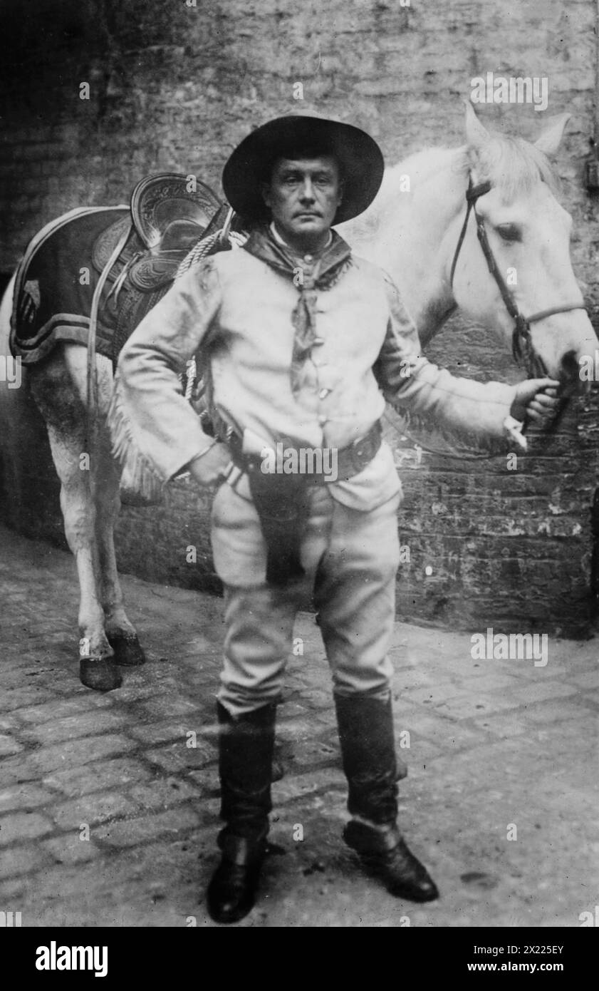 Sir Genille Cave Brown Cave, tra c1910 e c1915. Mostra il cowboy e il barman Sir Genille Cave-Brown-Cave, XII baronetto (1869-1929). Foto Stock