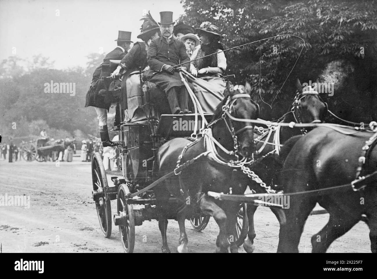 Lord Leconfield e Coach, tra c1910 e c1915. Mostra Charles Henry Wyndham, III barone Leconfield GCVO (1872-1952), che era un pari, ufficiale dell'esercito e figura politica britannica. Foto Stock