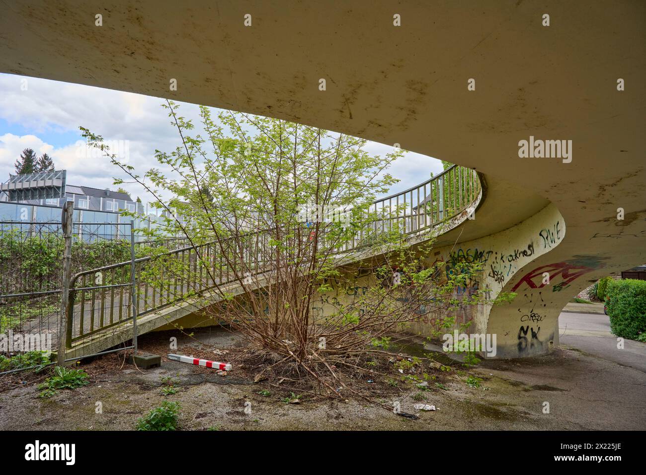 Ende aprile 2024 soll die Fußgänger Brücke über die A40 in Essen Frillendorf abgerissen werden. Dafür vantano un dem Wochenende die A40 gesperrt. Sono Verla Foto Stock