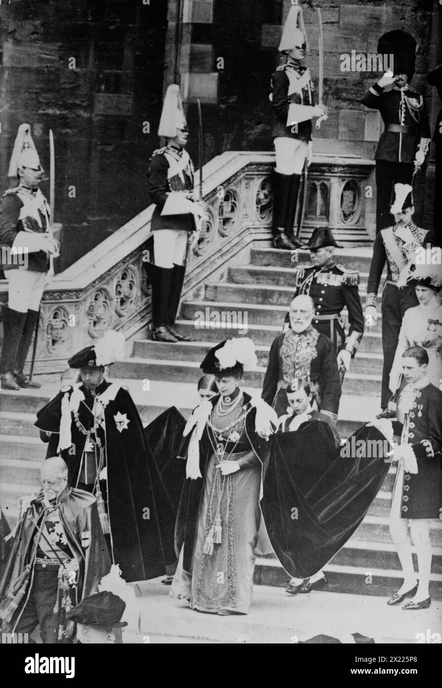 King e Queen lasciano St George's Chapel, 1911. Mostra il futuro re d'Inghilterra, Giorgio V, e sua moglie Maria di Teck che lascia la St George's Chapel al Castello di Windsor dopo che il Principe di Galles (il futuro Edoardo VIII) fu investito dell'ordine della Giarrettiera. Questo evento fu una delle numerose funzioni statali che portarono all'incoronazione di Giorgio V il 22 giugno 1911, all'Abbazia di Westminster. Foto Stock