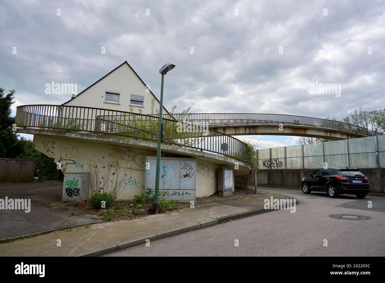 Ende aprile 2024 soll die Fußgänger Brücke über die A40 in Essen Frillendorf abgerissen werden. Dafür vantano un dem Wochenende die A40 gesperrt. Sono Verla Foto Stock