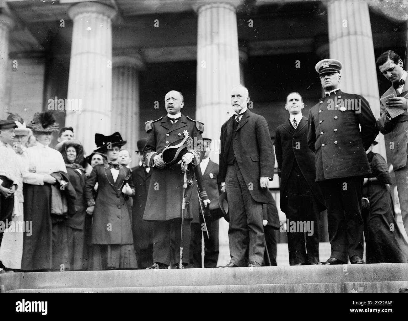 Ching Kwong e il sindaco Gaynor, 1911 anni. Mostra il contrammiraglio Chin Pih Kwang della Marina Imperiale Cinese e il sindaco di New York William Jay Gaynor, con i loro cappelli spenti, alla tomba di Grant a New York il 18 settembre 1911. Foto Stock