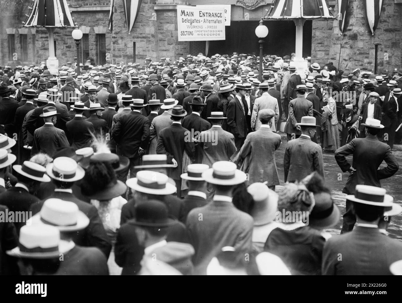Affollato di fronte alla Convention Hall, Baltimore, Md., 1912. 1912 Convention Nazionale Democratica tenutasi presso il Fifth Regiment Armory, Baltimora, Maryland, dal 25 giugno al 2 luglio. Foto Stock