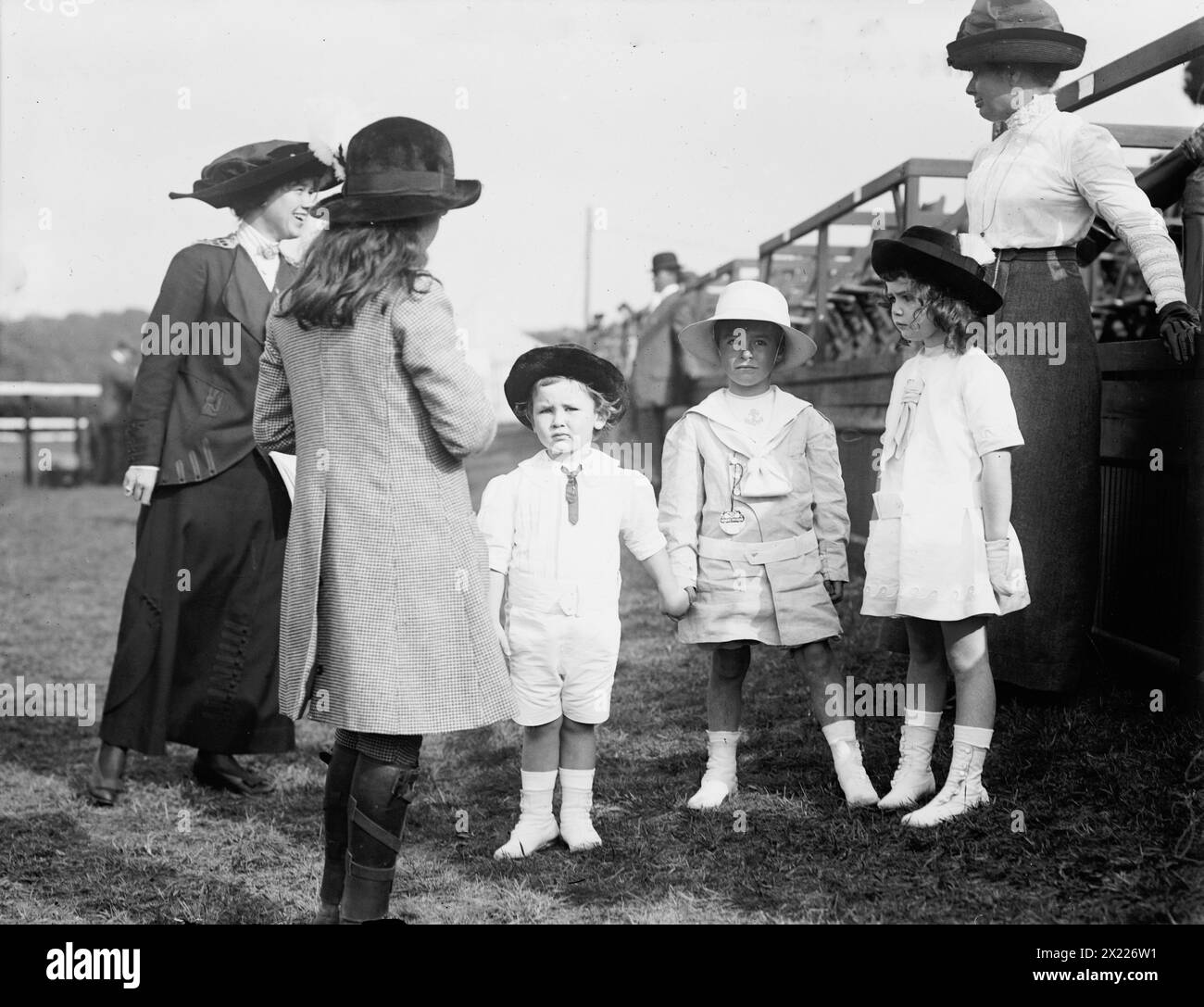 Jas. Byrne; Bronson Griscom; Phyllis Byrne, 1913. Mostra i bambini ad una mostra amatoriale di cavalli al Piping Rock Club, Locust Valley, Long Island, ottobre 1913. Foto Stock