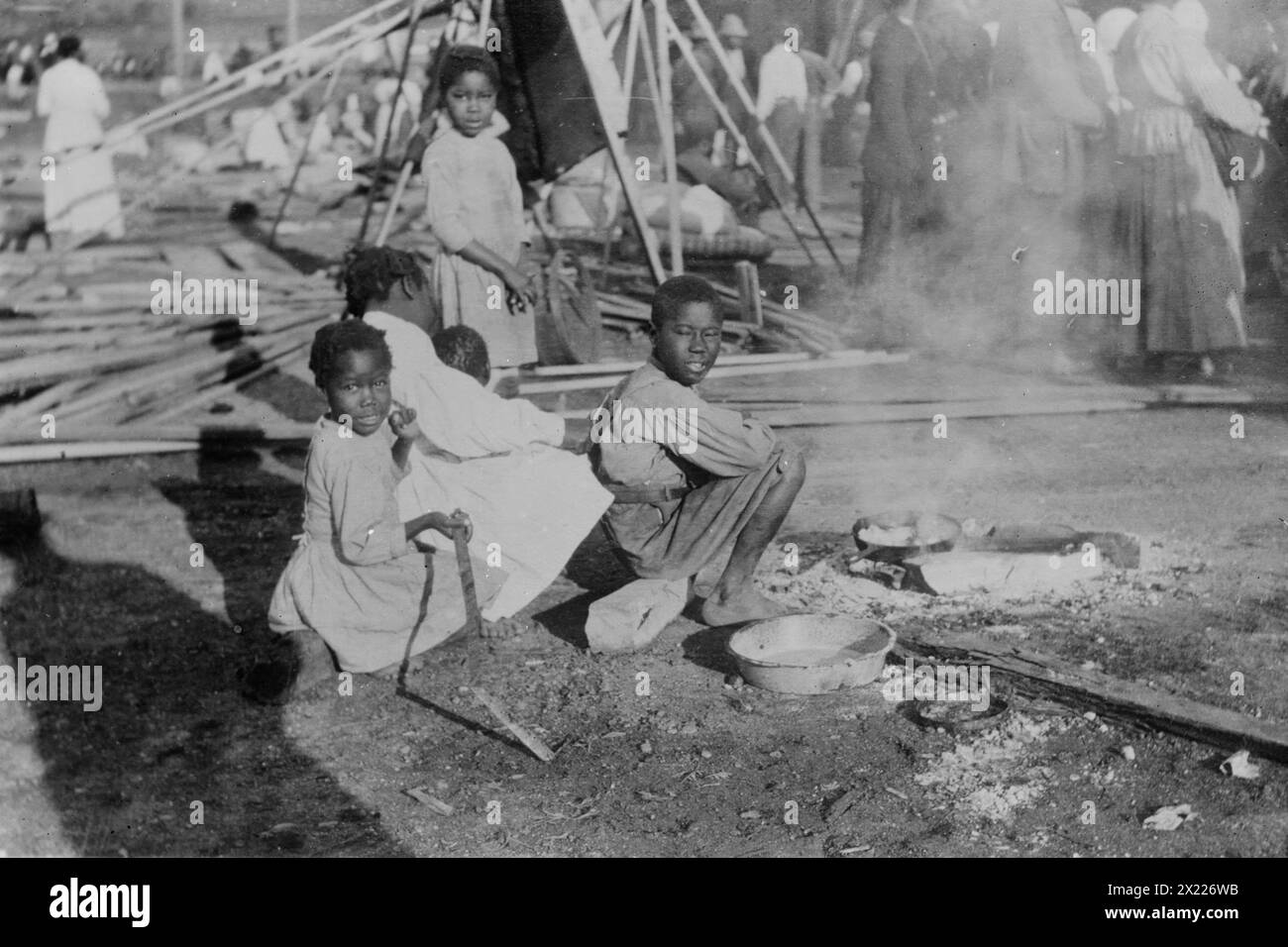 Inondazione della Louisiana - i rifugiati cucinano razioni governative, 1912. Foto Stock