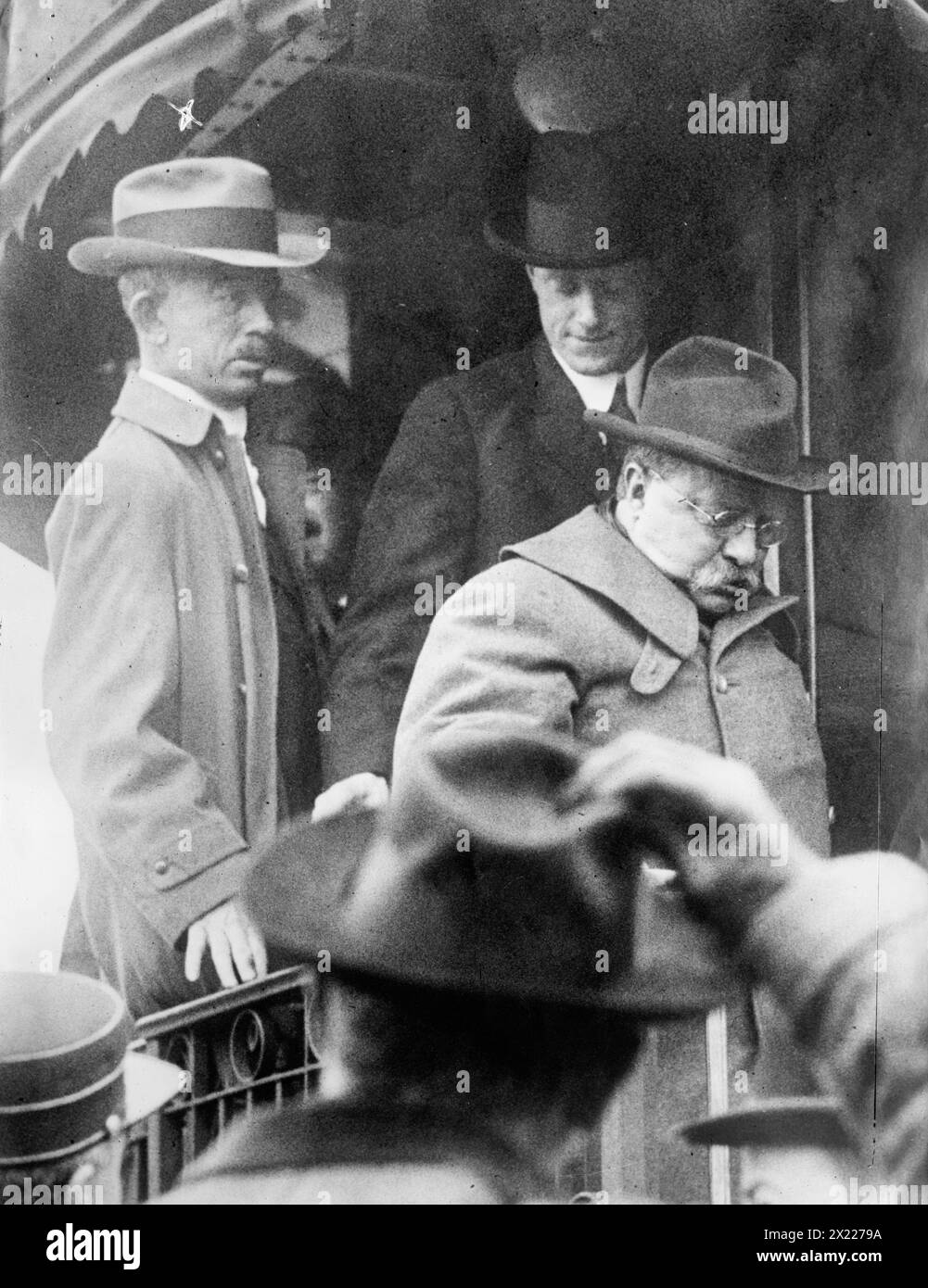 Roosevelt raggiunge Oyster Bay, 1912. Mostra il presidente Teddy Roosevelt che scende da un treno a Oyster Bay, Long Island, dopo un tentativo di assassinio di John F. Schrank. Il colonnello Cecil Lyons è dietro di lui sul treno. Foto Stock