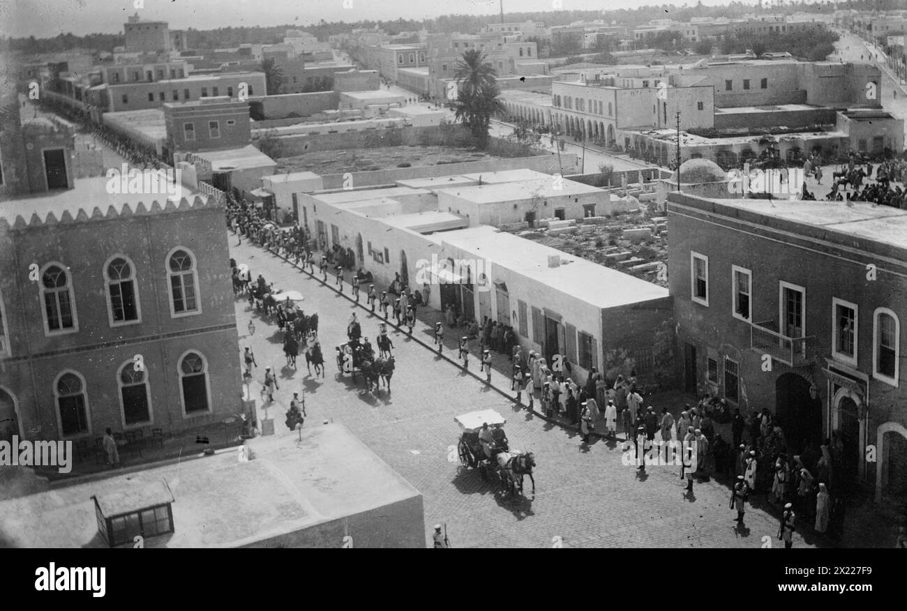 Italiani che prendono possesso di Tripoli, 1911. Mostra le truppe italiane che entrano a Tripoli, in Libia, durante la guerra turco-italiana (guerra italo-turca) che ebbe luogo tra il settembre 1911 e l'ottobre 1912. Foto Stock