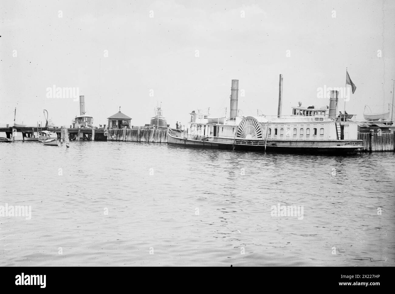 Plague Ship, che trasporta i sospettati a Hoffman Island, tra il c1910 e il c1915 Hoffman Island, New York City, dove gli immigrati con malattie infettive erano tenuti in quarantena prima di arrivare a Ellis Island. Foto Stock