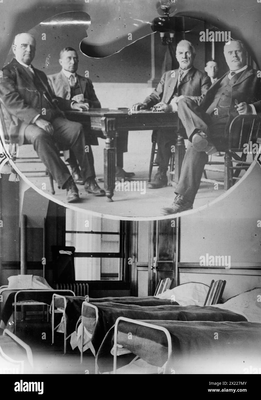 I giurati giocano a carte - la loro camera da letto McNamara case, tra c1910 e c1915. Foto Stock