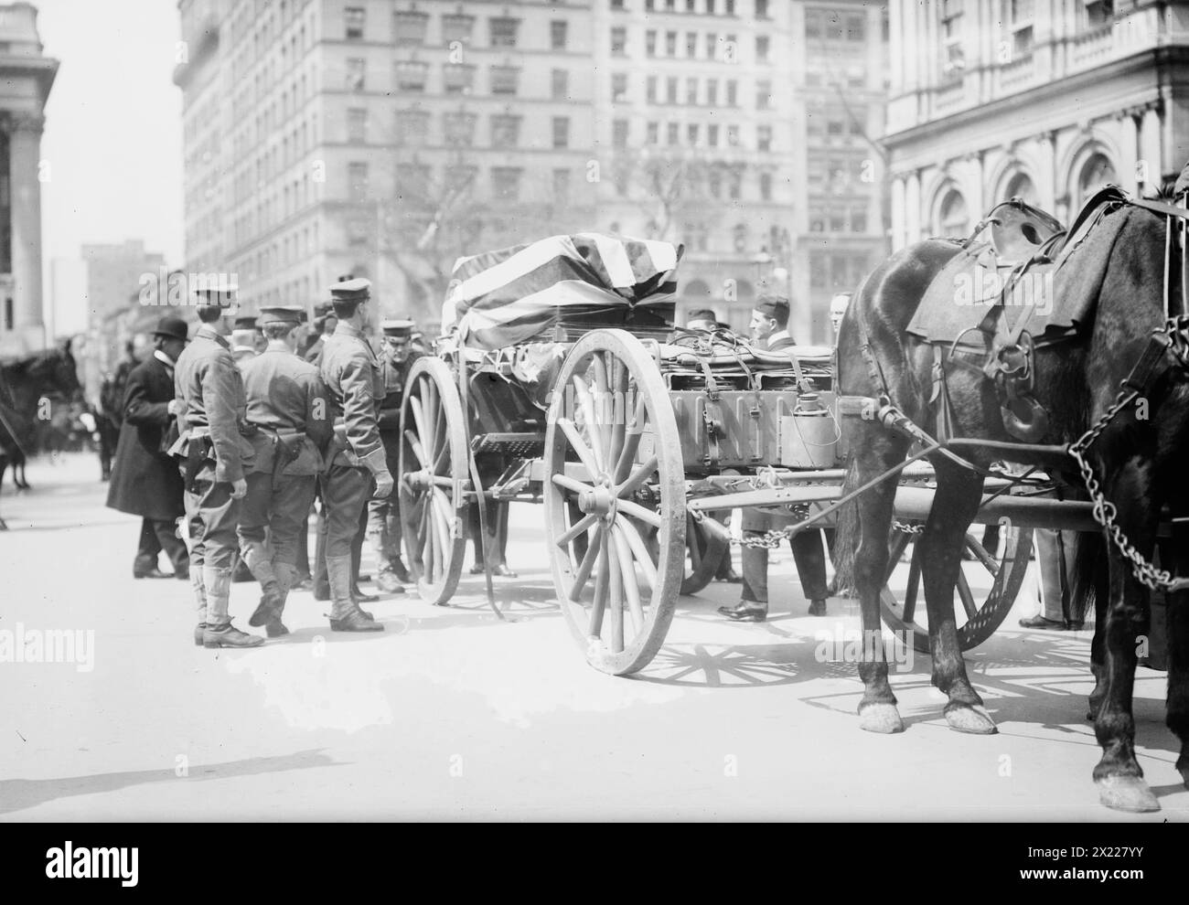Bara di Kearny su caisson, 1912. Mostra la bara drappeggiata di bandiera del maggiore generale Philip Kearny (1815-1862) a Broadway a New York. Kearny morì in battaglia durante la guerra civile e fu sepolto al Trinity Churchyard fino al 1912, quando il corpo fu trasferito al cimitero di Arlington. Foto Stock