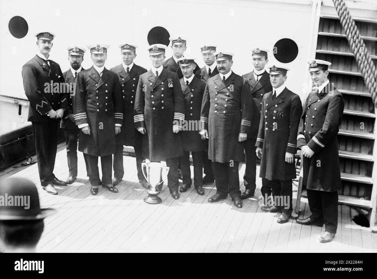 Capitano Rostron &amp; sotto gli ufficiali di Carpathia [nave], 1912. Mostra il capitano Arthur Henry Rostron accanto alla coppa d'argento che gli è stata consegnata nel maggio 1912 dai sopravvissuti del Titanic in riconoscimento del suo eroismo nel loro salvataggio. Foto Stock