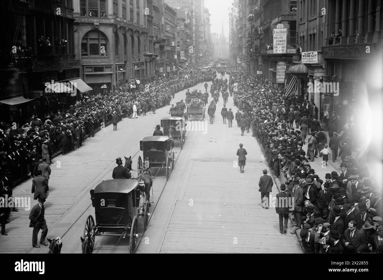 Concedi il funerale, 1912. Mostra la processione funebre il 26 aprile 1912, per il maggior generale Frederick Dent Grant (1850-1912), figlio del presidente Ulysses S. Grant, ex Commissario di polizia di New York City e comandante per la divisione orientale dell'esercito degli Stati Uniti. Foto Stock