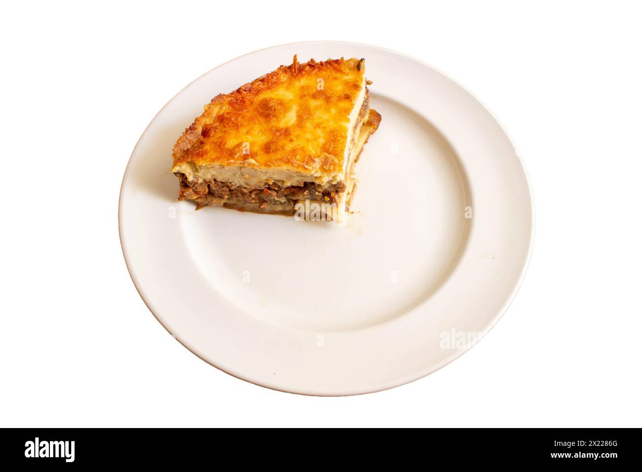 Un delizioso piatto di moussaka, isolato su uno sfondo trasparente. Perfetto per design culinari e promozioni legate al cibo Foto Stock